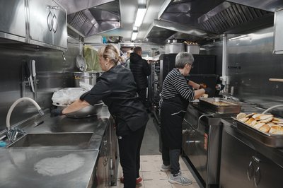 За час роботи в Дергачах фудтрак нагодував близько 12 тисяч людей За час роботи в Дергачах фудтрак нагодував близько 12 тисяч людей