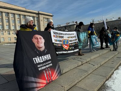 "Не передати словами, як боляче чекати": у Черкасах відбулася акція "Не мовчи — полон вбиває" "Не передати словами, як боляче чекати": у Черкасах відбулася акція "Не мовчи — полон вбиває"