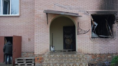 Бійці ДФТГ №8 у Сумах врятували родину з палаючого будинку Бійці ДФТГ №8 у Сумах врятували родину з палаючого будинку