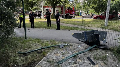 Уламки безпілотника, який влучив поблизу багатоповерхівки в Індустріальному районі Харкова, 10 червня 2026 року Уламки безпілотника, який влучив поблизу багатоповерхівки в Індустріальному районі Харкова, 10 червня 2026 року