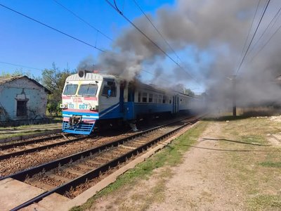 Росіяни вдарили по електричці на Харківщині, сталася пожежа Росіяни вдарили по електричці на Харківщині, сталася пожежа