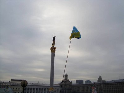Український стяг над Майданом у Києві під час Революції гідності Український стяг над Майданом у Києві під час Революції гідності