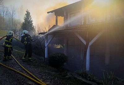 У селі Ізки на Закарпатті горить курортний комплекс У селі Ізки на Закарпатті горить курортний комплекс