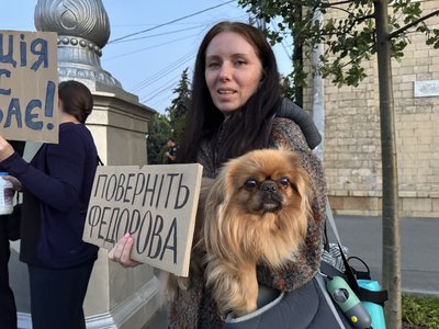 Жінка з собачкою на акції протесту проти звільнення Федорова Жінка з собачкою на акції протесту проти звільнення Федорова