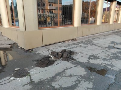 Поліція шукає винних: на Волині невідомі пошкодили пам'ятку та понищили клумби Поліція шукає винних: на Волині невідомі пошкодили пам'ятку та понищили клумби