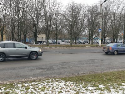 "Посипався" шар асфальтобетону. У Кропивницькому через місяць після ремонту дороги утворились ями "Посипався" шар асфальтобетону. У Кропивницькому через місяць після ремонту дороги утворились ями