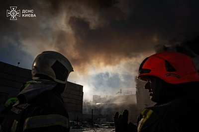Рух транспорту перекрили через пожежу: у Києві горів склад Рух транспорту перекрили через пожежу: у Києві горів склад