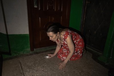 місцева жителька ховається у коридорі будинку під час атаки російської авіації на Торецьк, обстріл Торецька, 25 червня 2024 року місцева жителька ховається у коридорі будинку під час атаки російської авіації на Торецьк, обстріл Торецька, 25 червня 2024 року