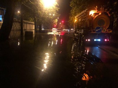 Наслідки негоди в Одесі: ускладнено рух машин та електротранспорту Наслідки негоди в Одесі: ускладнено рух машин та електротранспорту