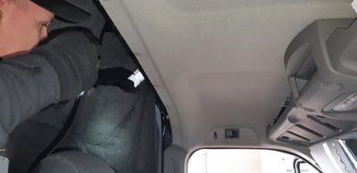 Сховала під обшивкою: львівські митники виявили приховані цигарки під дахом мікроавтобуса Сховала під обшивкою: львівські митники виявили приховані цигарки під дахом мікроавтобуса