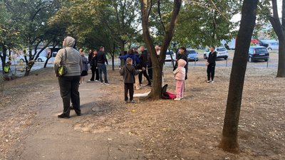 Люди біля місця влучання у Шевченківському районі Харкова Люди біля місця влучання у Шевченківському районі Харкова