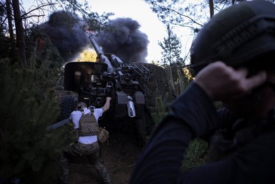 Артилерійський розрахунок 225-го окремого штурмового полку стріляє з радянської 152-мм гармати "Мста-Б" на Сумщині Артилерійський розрахунок 225-го окремого штурмового полку стріляє з радянської 152-мм гармати "Мста-Б" на Сумщині