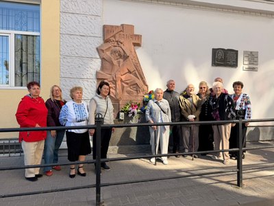 стели жертвам політичних репресій, музей політв'язнів, квіти біля стели стели жертвам політичних репресій, музей політв'язнів, квіти біля стели