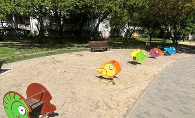 Майданчик для дітей на вулиці Грицевця в Харкові Майданчик для дітей на вулиці Грицевця в Харкові