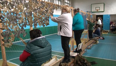 "Дома встигнемо роботу зробити": волонтери з Лисянщини плетуть сітки та нашоломники для військових "Дома встигнемо роботу зробити": волонтери з Лисянщини плетуть сітки та нашоломники для військових