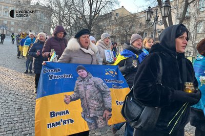 З портретами, піснями та лампадками: в Одесі вшанували пам’ять полеглих захисників З портретами, піснями та лампадками: в Одесі вшанували пам’ять полеглих захисників