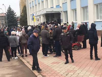 Штовханина з поліцією і виклик швидкої — у Коростені на Житомирщині пенсіонери-чорнобильці вийшли на протест Штовханина з поліцією і виклик швидкої — у Коростені на Житомирщині пенсіонери-чорнобильці вийшли на протест