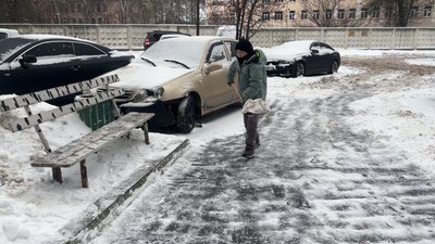 Дев'ятирічний Дамір Тимощук з Бердичева сам прибирає сніг біля свого будинку Дев'ятирічний Дамір Тимощук з Бердичева сам прибирає сніг біля свого будинку