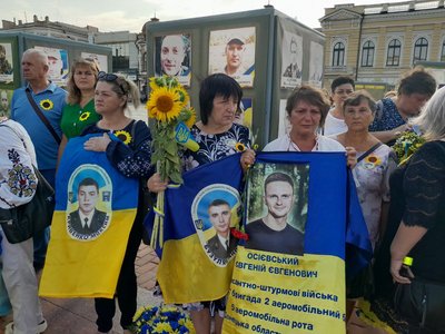 У Кропивницькому вшанували загиблих захисників України У Кропивницькому вшанували загиблих захисників України