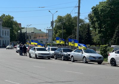 У Полтаві влаштували акцію-нагадування "Не мовчи. Полон вбиває" У Полтаві влаштували акцію-нагадування "Не мовчи. Полон вбиває"