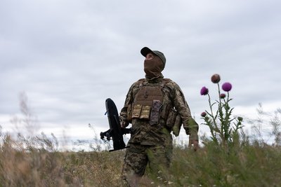 Пілот 40-ї окремої бригади морської піхоти готує дрон-перехоплювач української розробки "Литавр" до вильоту. Херсонщина, червень 2026 року Пілот 40-ї окремої бригади морської піхоти готує дрон-перехоплювач української розробки "Литавр" до вильоту. Херсонщина, червень 2026 року