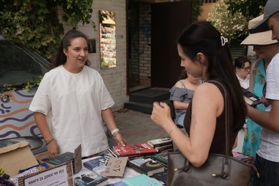 У Сумах влаштували книжковий ярмарок, де збирали кошти на ЗСУ У Сумах влаштували книжковий ярмарок, де збирали кошти на ЗСУ
