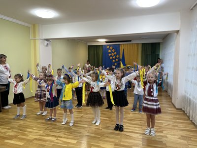 У Житомирському дитсадку №42 організували флешмоб до Дня Незалежності У Житомирському дитсадку №42 організували флешмоб до Дня Незалежності