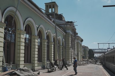 Люди біля пошкодженого залізничного вокзалу у лозовій на Харківщині