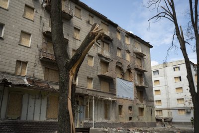 Пошкоджений КАБами будинок по проспекту Шевченка у Сумах частково демонтують — міськрада Пошкоджений КАБами будинок по проспекту Шевченка у Сумах частково демонтують — міськрада