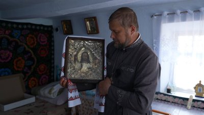 Понад 80 років берегла святиню: жителька Вінниччини передасть врятовану ікону майбутньому храму Понад 80 років берегла святиню: жителька Вінниччини передасть врятовану ікону майбутньому храму