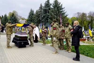 В Ужгороді попрощалися із захисником Віталієм Бичаком В Ужгороді попрощалися із захисником Віталієм Бичаком