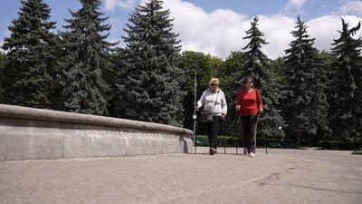 Скандинавська ходьба у Вінниці: пенсіонерки зміцнюють здоров’я та настрій на прогулянках з палицями Скандинавська ходьба у Вінниці: пенсіонерки зміцнюють здоров’я та настрій на прогулянках з палицями