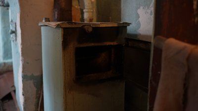 Сум'янин шиє балаклави та плете сітки для ЗСУ