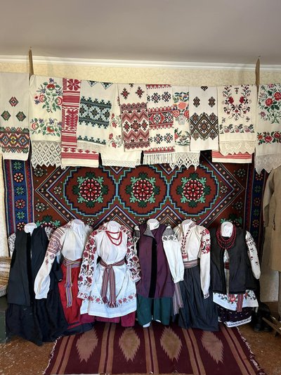 "У нашому музеї можна торкатися до експонатів": як на Рівненщині працює етнокімната "Спадок" "У нашому музеї можна торкатися до експонатів": як на Рівненщині працює етнокімната "Спадок"