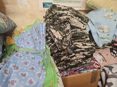 Потрібні тканина і нитки: "Бабусин батальйон" у Житомирі шиє білизну для військових Потрібні тканина і нитки: "Бабусин батальйон" у Житомирі шиє білизну для військових
