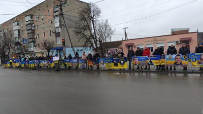 Учасники акції зібралися на центральній вулиці Ізяслава, 11 грудня 2025 року, Хмельниччина