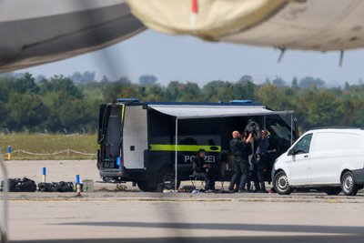 Поліцейські працюють поблизу вантажного літака української компанії «Антонов», поруч з яким знайшли дрон з вибухівкою, в аеропорту Лейпцига, Німеччина, 5 серпня 2026 року Поліцейські працюють поблизу вантажного літака української компанії «Антонов», поруч з яким знайшли дрон з вибухівкою, в аеропорту Лейпцига, Німеччина, 5 серпня 2026 року