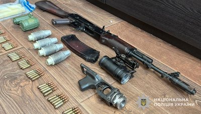 У Львові правоохоронці затримали наркоділка та вилучили у нього зброю У Львові правоохоронці затримали наркоділка та вилучили у нього зброю