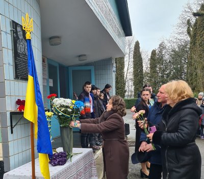 На Хмельниччині на відкриття меморіальної дошки прийшли рідні, друзі й односельці Аркадія Муляра На Хмельниччині на відкриття меморіальної дошки прийшли рідні, друзі й односельці Аркадія Муляра