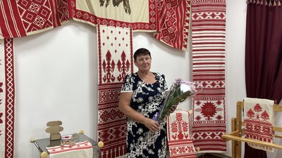 "Дивлячись на бабусю також сідала і ткала". Історії тканих рушників майстрині Валентини Мироненко з Кролевеччини "Дивлячись на бабусю також сідала і ткала". Історії тканих рушників майстрині Валентини Мироненко з Кролевеччини