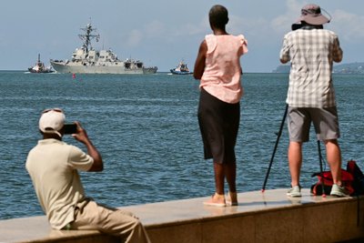 Люди спостерігають та фотографують USS Gravely, військовий корабель ВМС США, який виходить з порту Порт-оф-Спейн 30 жовтня 2025 року. Американський військовий корабель прибув до Тринідаду і Тобаго 26 жовтня Люди спостерігають та фотографують USS Gravely, військовий корабель ВМС США, який виходить з порту Порт-оф-Спейн 30 жовтня 2025 року. Американський військовий корабель прибув до Тринідаду і Тобаго 26 жовтня