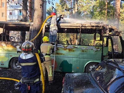 На Житомирщині згорів автобус — поруч пошкоджено легковик