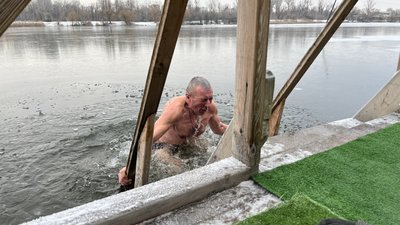 Житель Харкова купається на Водохреще у водоймі у Холодногірському районі, 6 січня 2025 року Житель Харкова купається на Водохреще у водоймі у Холодногірському районі, 6 січня 2025 року