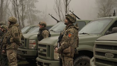 "Ми готові гідно зустріти ворога". Репортаж із військових навчань на Київщині