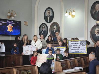 "Заміна вивісок — не реформа": експерт про впровадження мережі ліцеїв у Чернівцях "Заміна вивісок — не реформа": експерт про впровадження мережі ліцеїв у Чернівцях