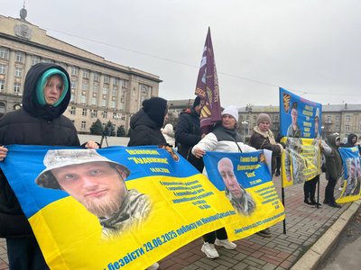 Солодощі від Миколая: у Черкасах дітям полонених та зниклих безвісти вручили подарунки Солодощі від Миколая: у Черкасах дітям полонених та зниклих безвісти вручили подарунки