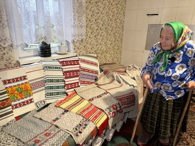 "Світу не бачила за роботою": волинянка показала старовинну скриню "на придане" і клунок "на смерть" "Світу не бачила за роботою": волинянка показала старовинну скриню "на придане" і клунок "на смерть"