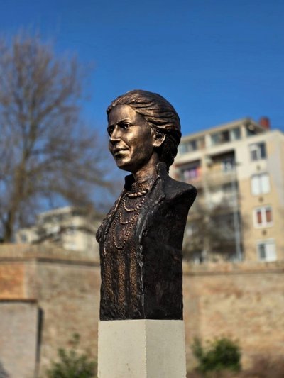 В Угорщині відкрили пам'ятник поетесі Лесі Українці В Угорщині відкрили пам'ятник поетесі Лесі Українці