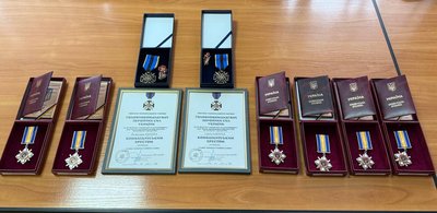 Родинам дванадцяти загиблих військових з Рівненщини вручили держнагороди Родинам дванадцяти загиблих військових з Рівненщини вручили держнагороди