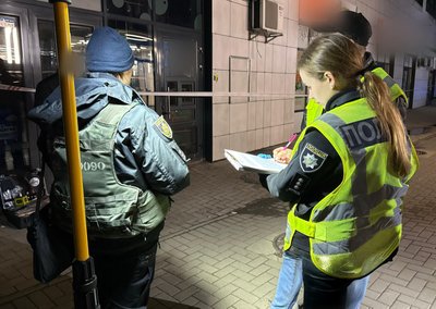 У Житомирі правоохоронці затримали чоловіка, який кинув гранату в людей — йому оголосили підозру У Житомирі правоохоронці затримали чоловіка, який кинув гранату в людей — йому оголосили підозру